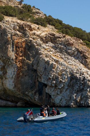 En busca de la Atlántida, Season 1. En busca de la...: Una pirámide en el mar