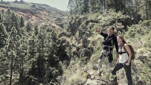 Famosos En Peligro Con Bear Grylls. Famosos En Peligro Con...: Joel McHale en los cañones de ranura de Arizona